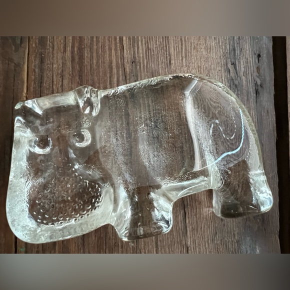 Vintage glass paperweight.  Hippopotamus Hippo.  3inx2inches.  Flat on one side. - Picture 2 of 2